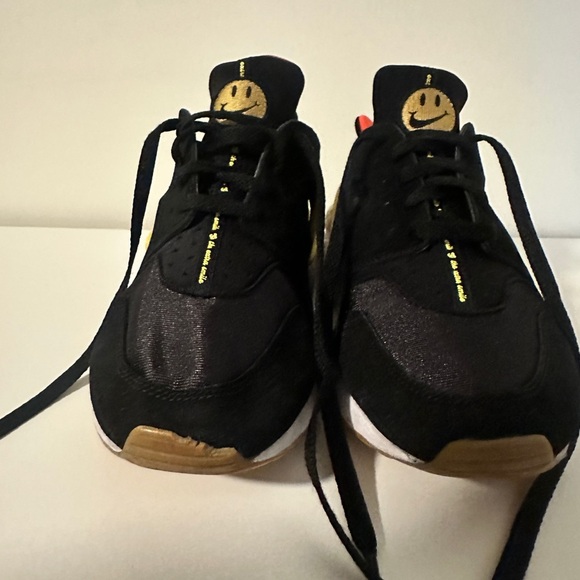 Nike Air Huarache Go The Extra Smile Women’s US 12 Black Yellow DO5873-001 - Picture 5 of 11